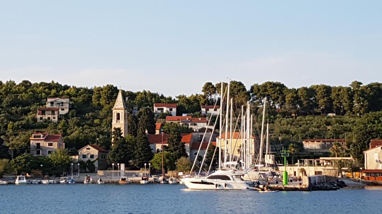 Apartmani Ela Prvić Luka エクステリア 写真