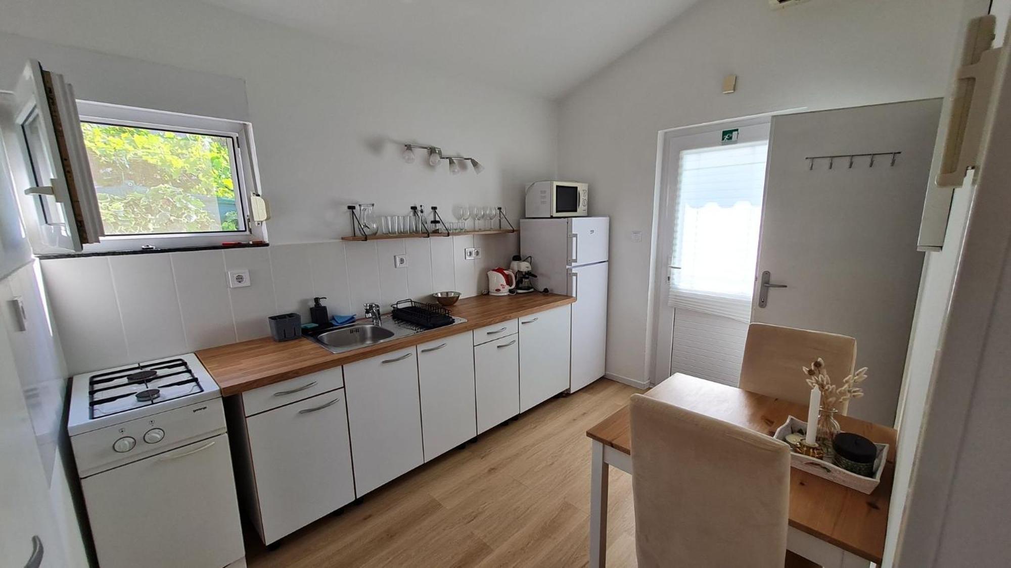 Apartmani Ela Prvić Luka エクステリア 写真