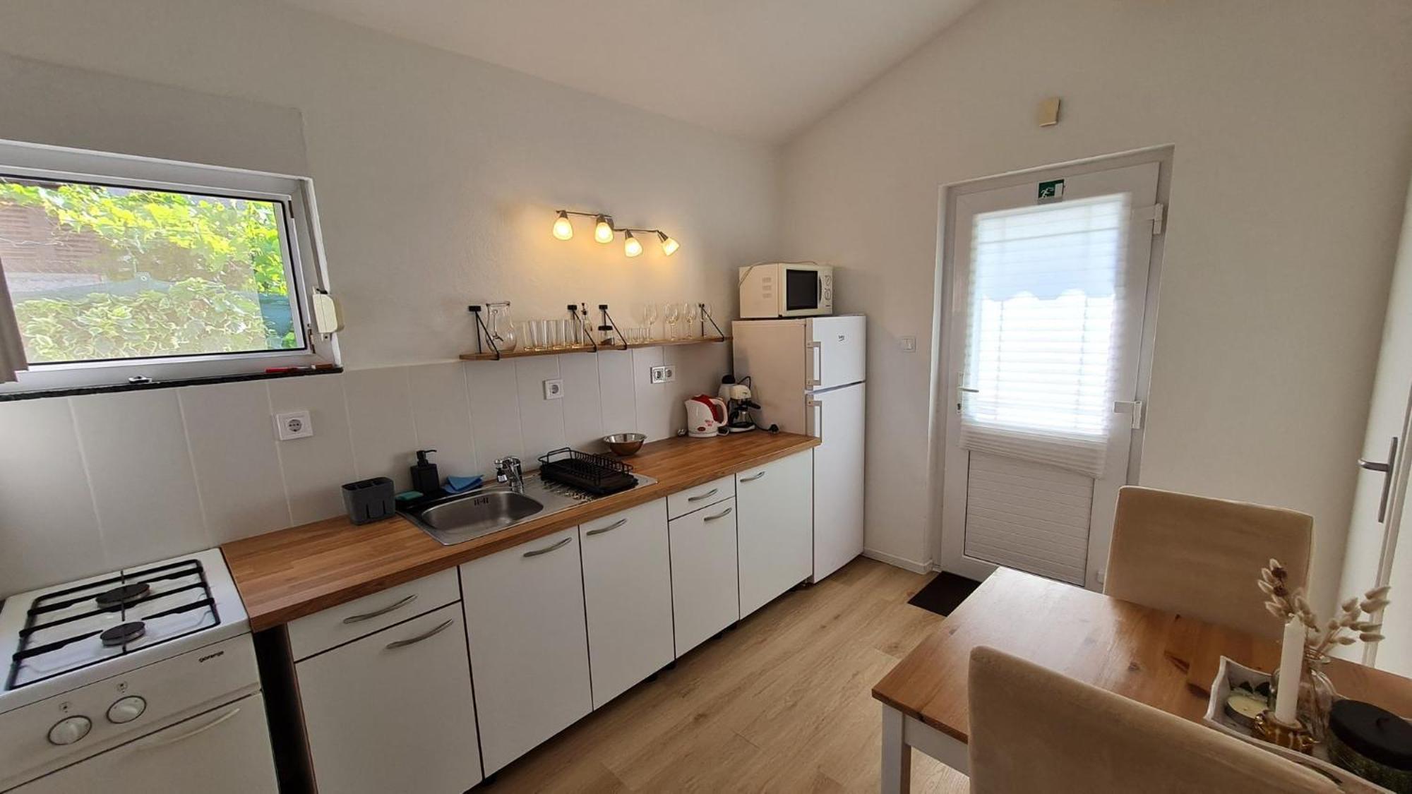 Apartmani Ela Prvić Luka エクステリア 写真