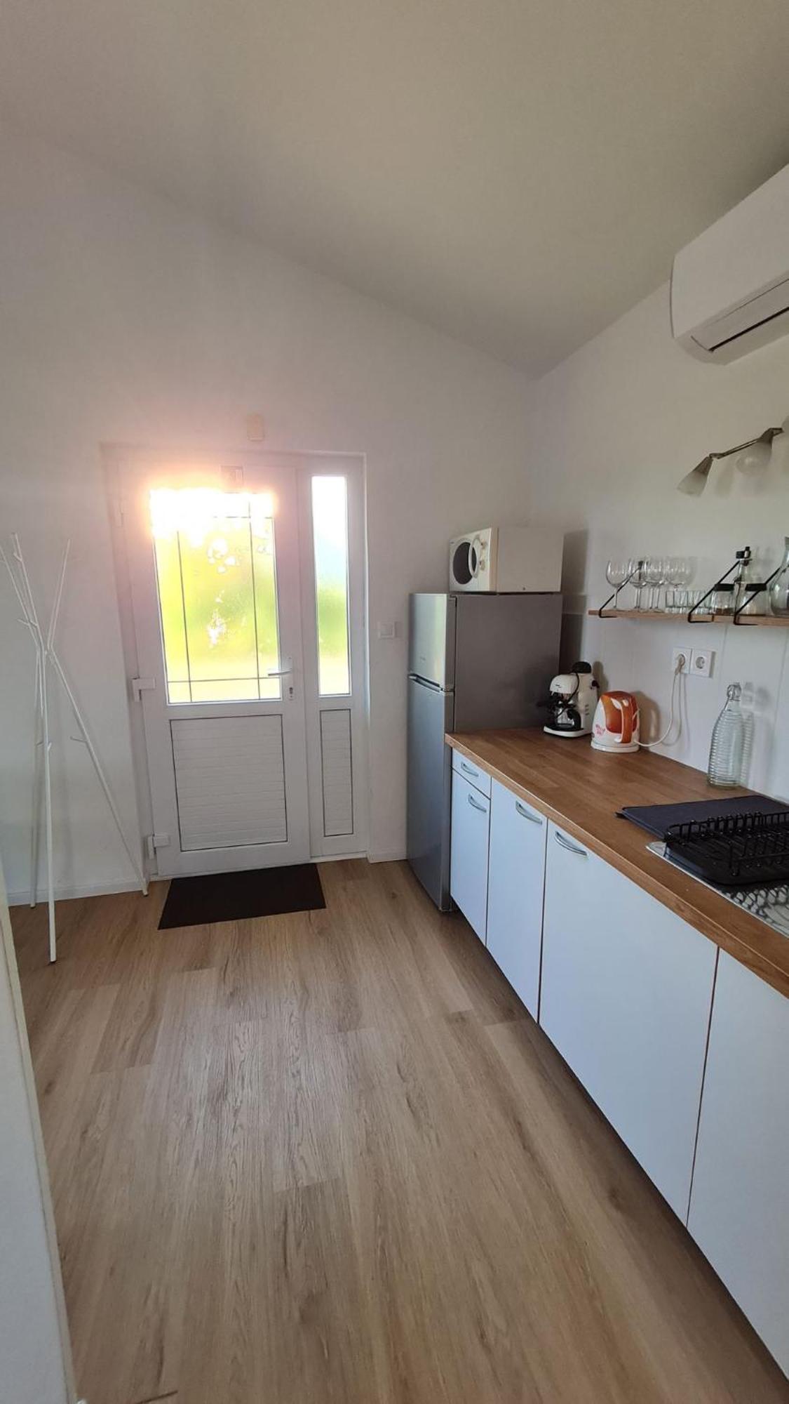Apartmani Ela Prvić Luka エクステリア 写真