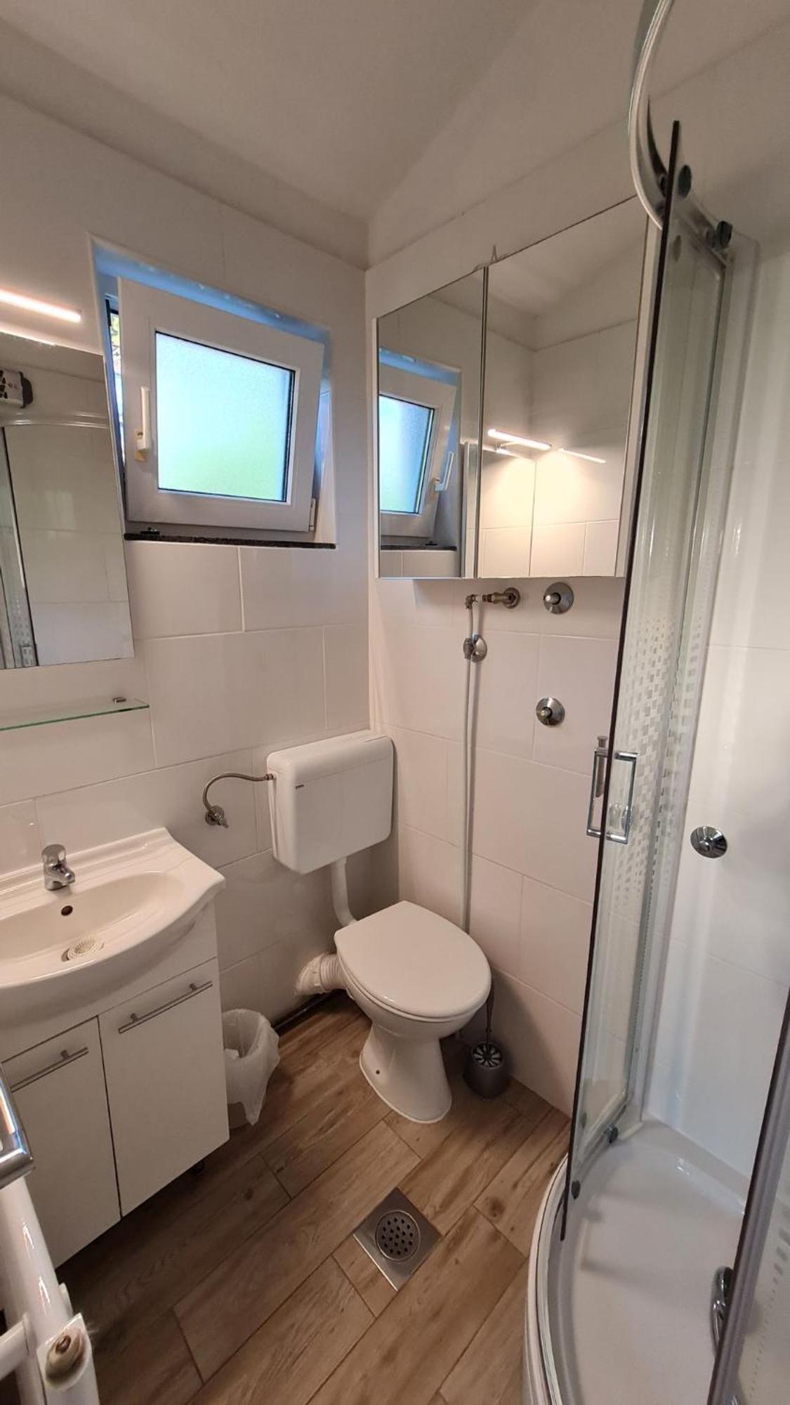 Apartmani Ela Prvić Luka エクステリア 写真
