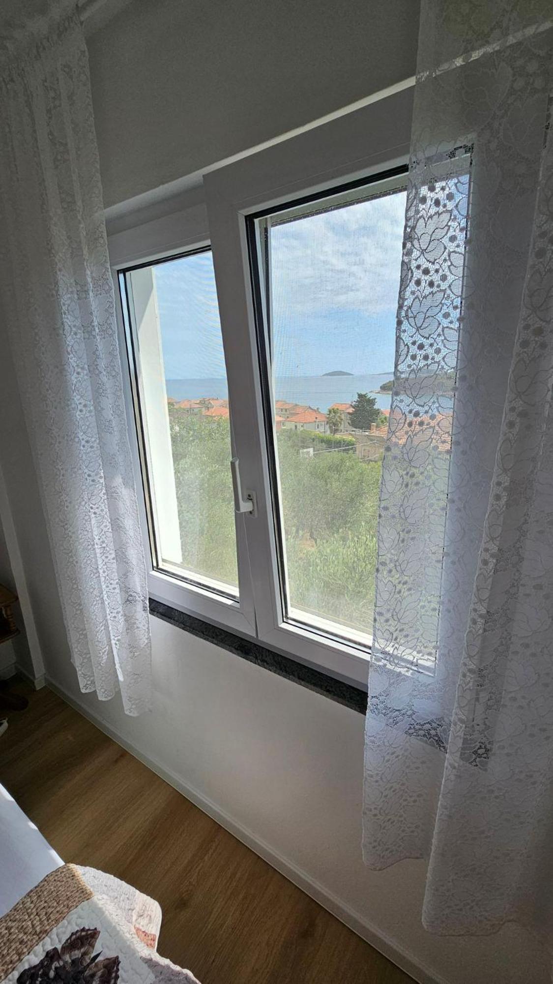 Apartmani Ela Prvić Luka エクステリア 写真
